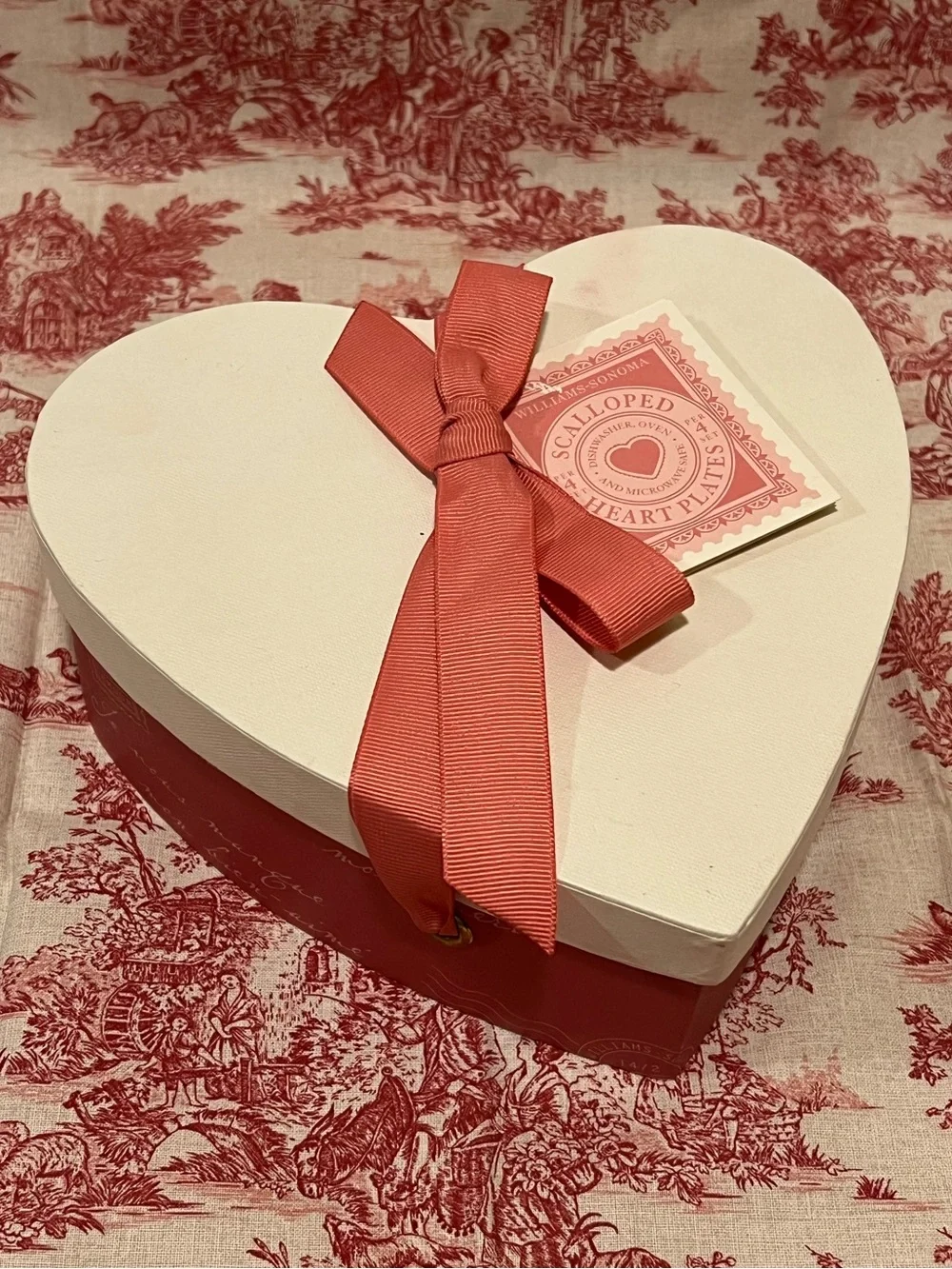 NWT WILLIAMS-SONOMA SCALLOPED HEART PLATES.